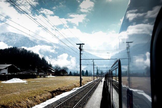Foto i binari della ferrovia contro il cielo