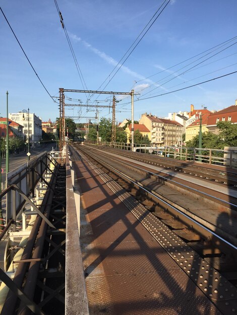 Foto i binari della ferrovia contro il cielo