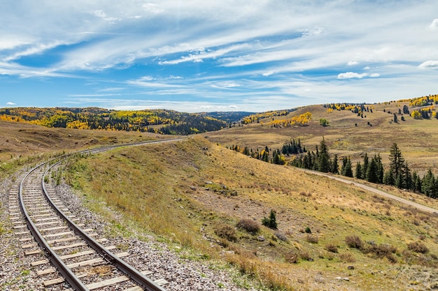 Foto i binari della ferrovia contro il cielo