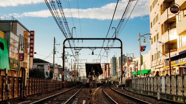 空を背景に線路