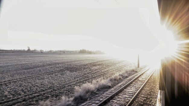 写真 空に照らされた鉄道線路