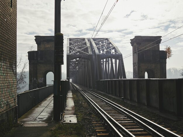 Photo railroad tracks against sky