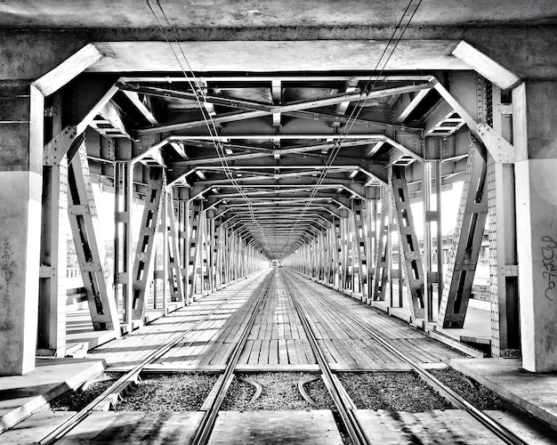 Photo railroad tracks amidst bridge