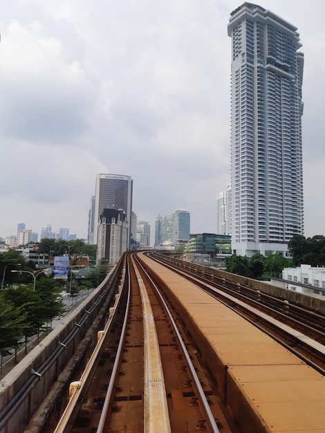 空の向こうにある街の建物の中の鉄道線路
