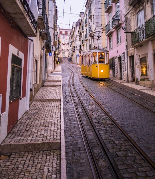 Foto tracce ferroviarie in mezzo agli edifici della città