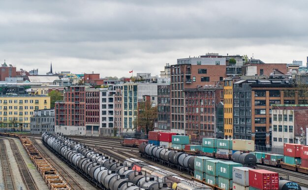 写真 空の向こうにある街の建物の中の鉄道線路