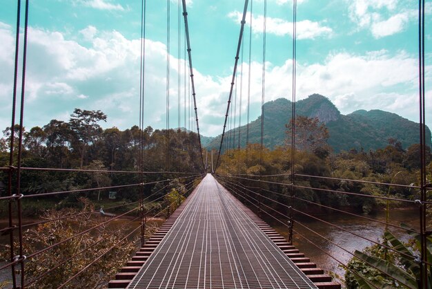 写真 空に向かう橋の鉄道線路