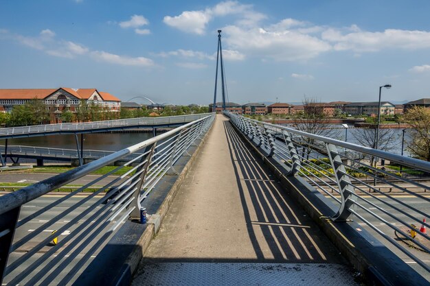 Photo railroad tracks by bridge against sky