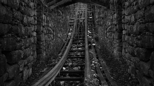 Photo railroad tracks by bridge