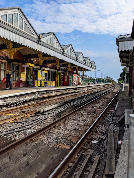 写真 空に照らされた街の建物に沿った鉄道線路