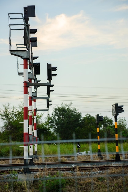 Photo railroad tracks by railway signal against sky