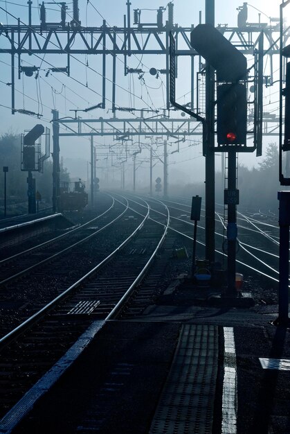 空に照らされた街の鉄道線路