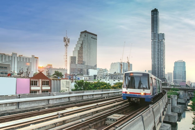 Photo railroad tracks in city against sky