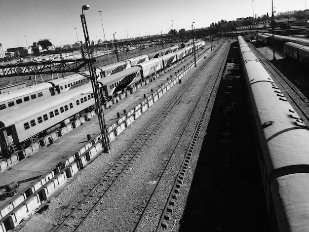 Photo railroad tracks in city