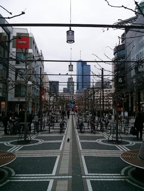 Photo railroad tracks in city