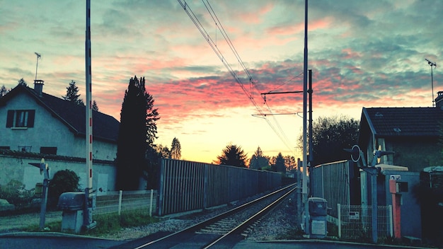 Photo railroad tracks during sunset