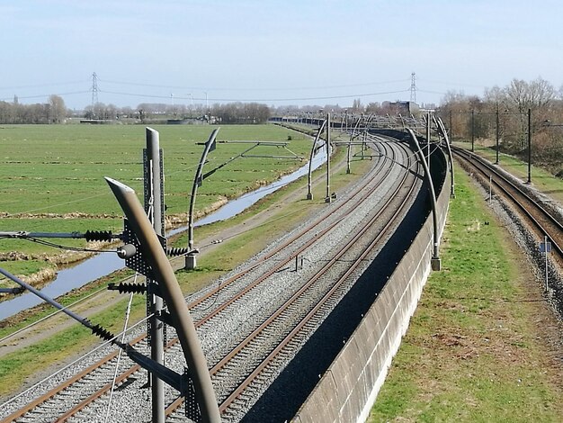 Foto tracce ferroviarie sul campo contro il cielo