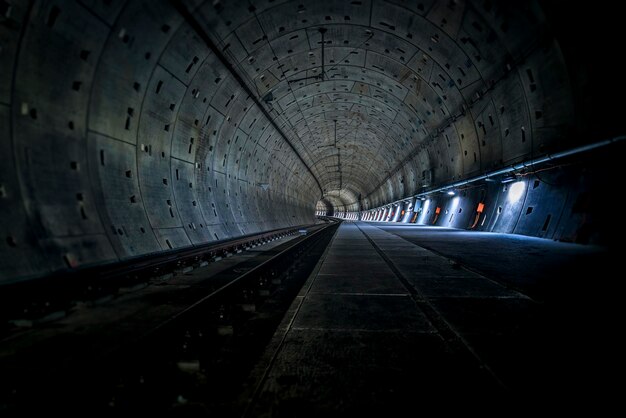 Foto tracce ferroviarie in galleria illuminata