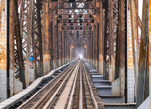 Photo railroad tracks in illuminated underground walkway