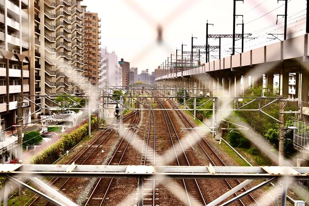 写真 空に照らされた街の鉄道線路