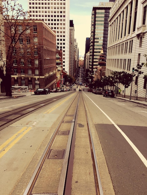 写真 都市内の鉄道線路