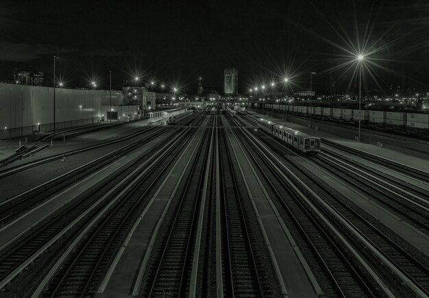 写真 照らされた街の鉄道線路