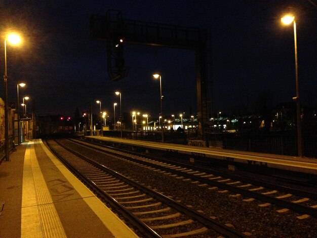 Foto i binari della ferrovia di notte