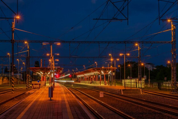 Photo railroad tracks at night