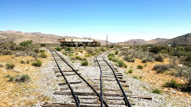 写真 晴れた空の背景にある鉄道線路