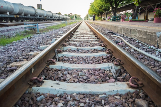 Binari ferroviari fuori dalla stazione ferroviaria