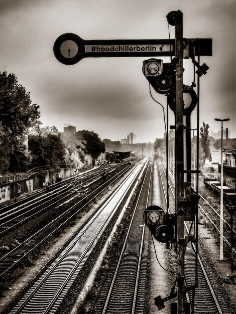 Photo railroad tracks on railroad track