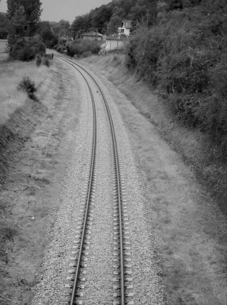 Photo railroad tracks on road