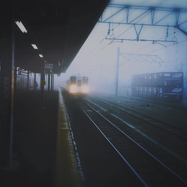 Photo railroad tracks at sunset