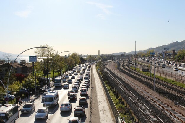 Foto tracce ferroviarie e traffico in città