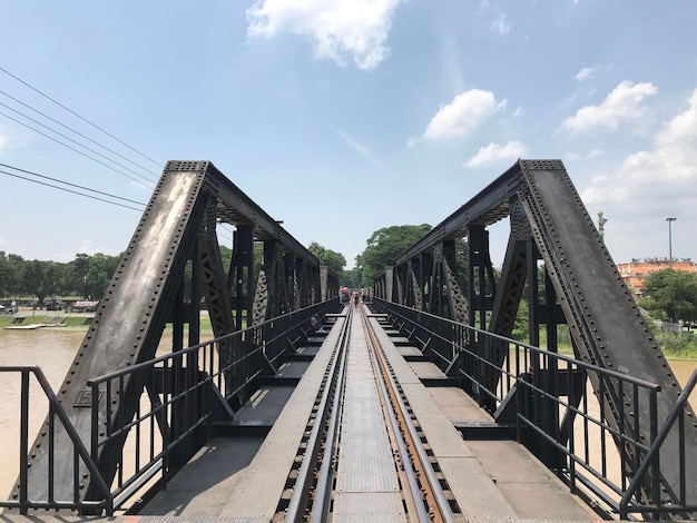 空に向かう鉄道橋