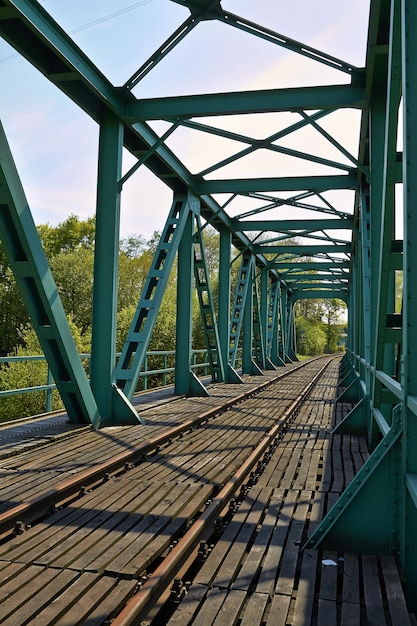 空に向かう鉄道橋