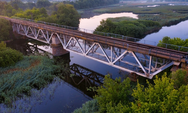 Фото Железнодорожный мост на рассвете прекрасный осенний пейзаж