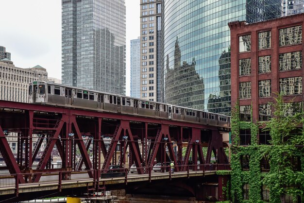 Photo railway bridge by buildings in city