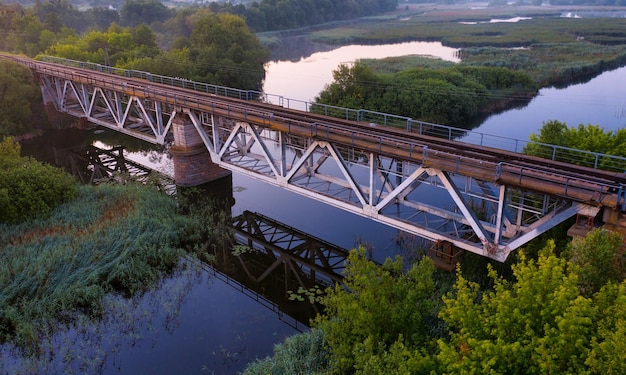 Foto ponte ferroviario all'alba un meraviglioso paesaggio autunnale