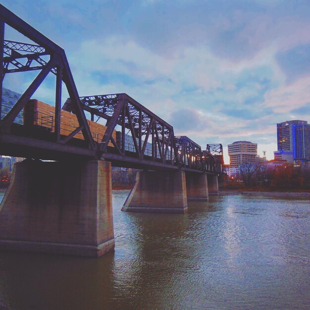 Foto ponte ferroviario sul fiume in città