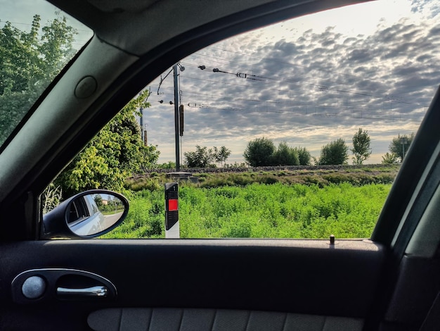 Ferrovia in campagna vista dal finestrino dell'auto