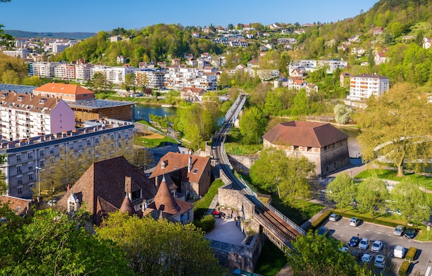 ブザンソンのドゥー川を横断する鉄道-フランス