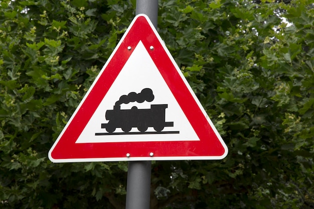 Photo railway crossing waring sign in nature