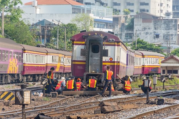 鉄道修復作業に従事する鉄道従業員