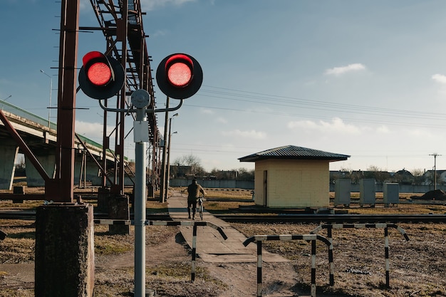 Foto semaforo lampeggiante del passaggio pedonale ferroviario
