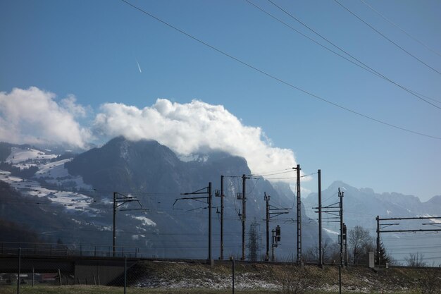 写真 空に向かって陸上にある鉄道の柱