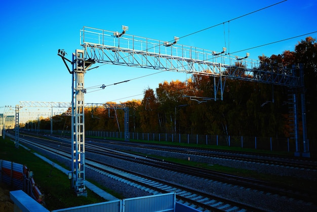 Foto binario ferroviario durante il drammatico sfondo del tramonto