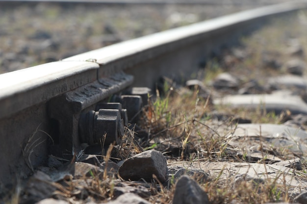 砕石の2つの平行な美しい風景の鉄道の距離に入る線路線