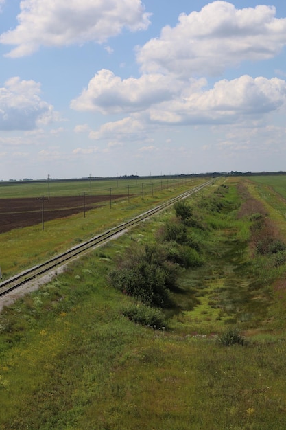 Железнодорожный путь на стальном мосту - глубина поля