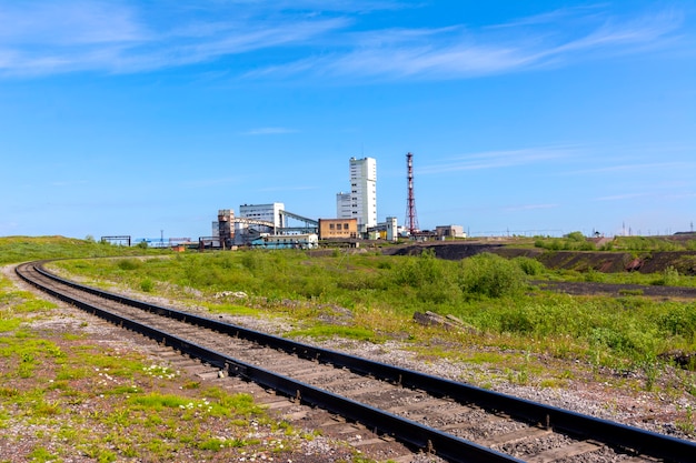 Железнодорожный путь в тундре к шахте Комсомольский Воркута
